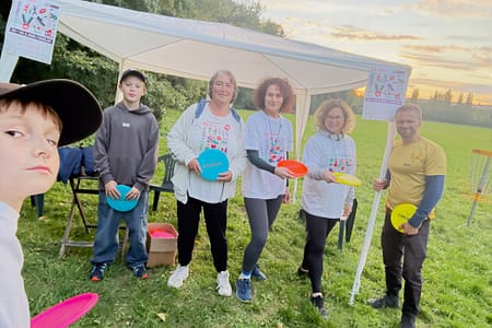 discgolf sokol královo pole be active spolu v pohybu - účastníci u stánku