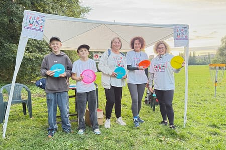 discgolf sokol královo pole be active spolu v pohybu - účastníci u stánku